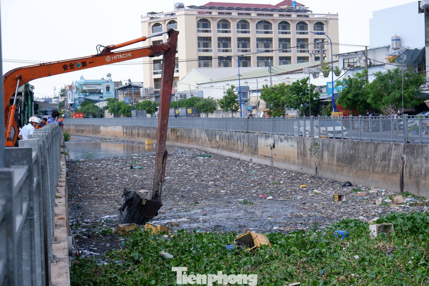Liên quan tình trạng "sau 2 năm cải tạo với hơn 600 tỷ đồng, kênh Nước Đen lại ngập ngụa rác" mà báo Tiền Phong đã phản ánh vừa qua, theo ghi nhận của PV, chiều 15/5, công nhân, máy móc, xe chở rác đang có mặt tại khu vực bờ kênh Nước Đen (đoạn giao với kênh Tham Lương, phường Bình Hưng Hòa, quận Bình Tân) để tiến hành dọn rác. Liên quan tình trạng "sau 2 năm cải tạo với hơn 600 tỷ đồng, kênh Nước Đen lại ngập ngụa rác" mà báo Tiền Phong đã phản ánh vừa qua, theo ghi nhận của PV, chiều 15/5, công nhân, máy móc, xe chở rác đang có mặt tại khu vực bờ kênh Nước Đen (đoạn giao với kênh Tham Lương, phường Bình Hưng Hòa, quận Bình Tân) để tiến hành dọn rác.
