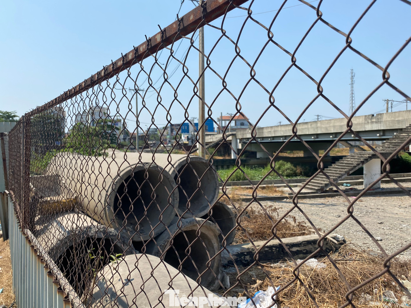 Công trình cầu Tân Kỳ -Tân Quý bị &quot;đứng hình&quot; suốt hơn 5 năm qua.