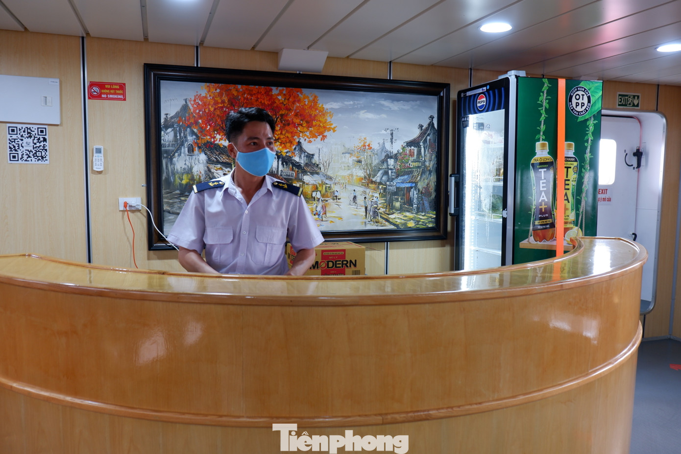 Không gian khu vực quầy bar trên tàu.