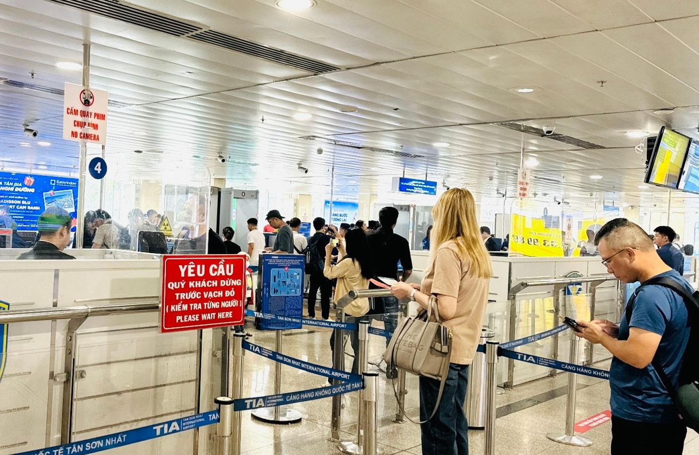 Hành khách làm thủ tục kiểm tra an ninh tại Cảng HKQT Tân Sơn Nhất. Hành khách làm thủ tục kiểm tra an ninh tại Cảng HKQT Tân Sơn Nhất.