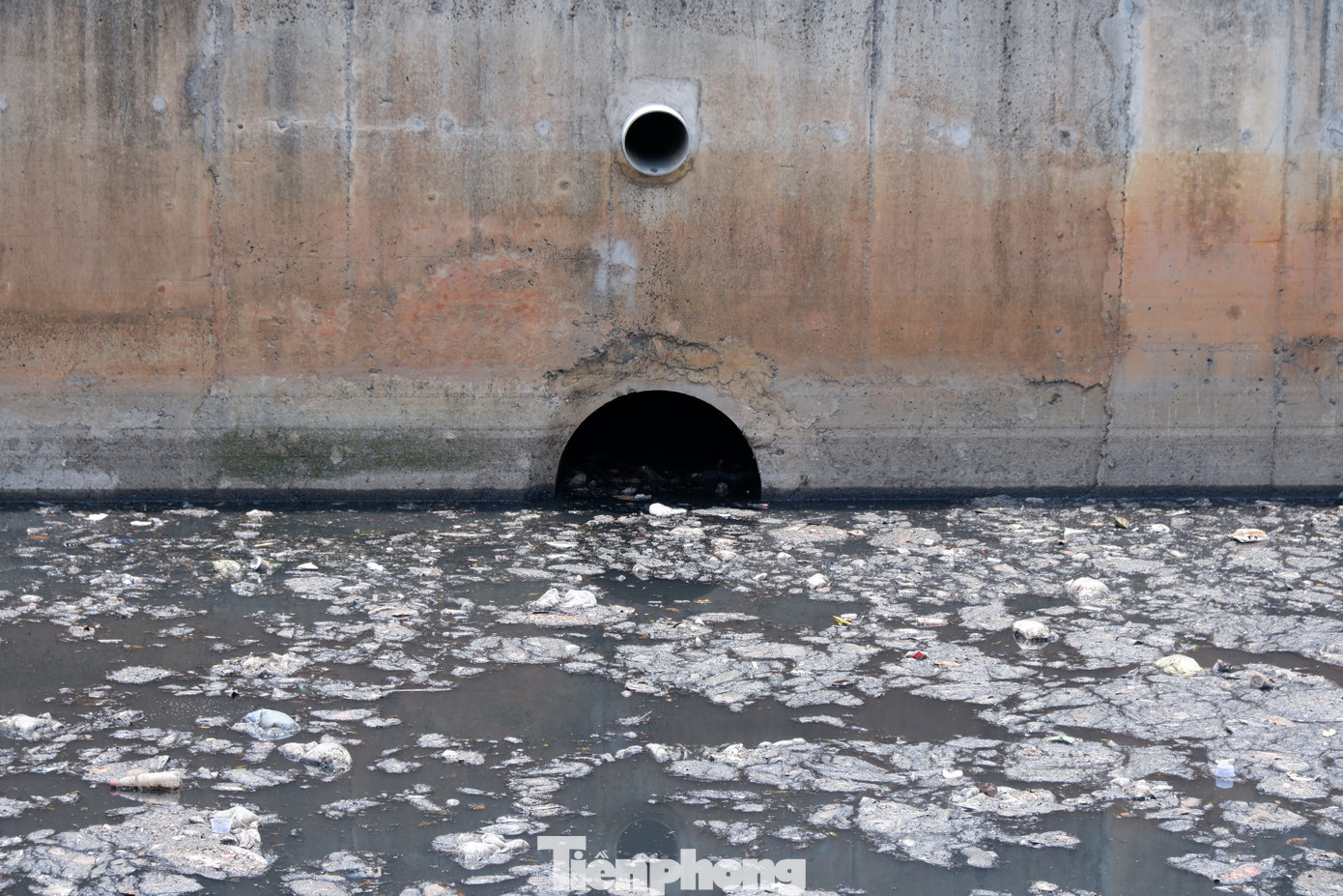 "Nhiều người vẫn rất vô ý thức, họ vứt rác xuống cống, xả rác trực tiếp xuống kênh. Sau cơn mưa đầu mùa, rác từ cống dồn ra khiến môi trường nước kênh càng thêm ô nhiễm"- ông Trần Công Hậu (người dân phường Bình Hưng Hòa, quận Bình Tân) chia sẻ.