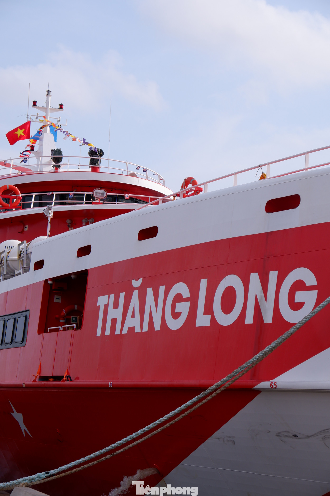 Theo công ty CP tàu cao tốc Phú Quốc, với các trang thiết bị hiện đại, đảm bảo tiêu chuẩn cao nhất của hệ thống an toàn tàu biển trên thế giới, tàu Thăng Long không những là tàu lớn nhất nước ta hiện nay mà còn chạy với vận tốc lên đến 35 hải lý/ giờ.