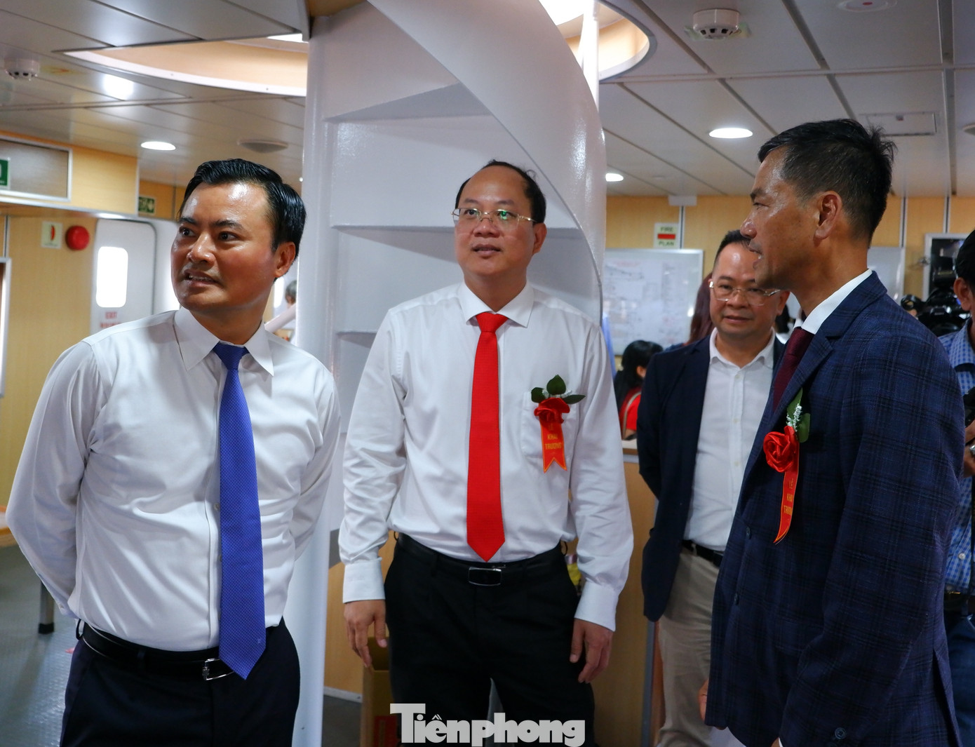 Phó Bí thư thường trực Thành ủy Nguyễn Hồ Hải (ở giữa) và Phó Chủ tịch UBND TPHCM Bùi Xuân Cường (ảnh trái) trải nghiệm tàu cao tốc TPHCM - Côn Đảo.