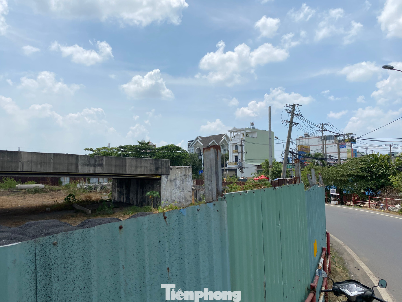 Bên cạnh đó, dự án cũng không phù hợp với Nghị quyết số 437 của Quốc hội (dự án BOT chỉ áp dụng cho các tuyến đường xây mới, trong khi dự án cầu Tân Kỳ - Tân Quý xây dựng trên đường hiện hữu).