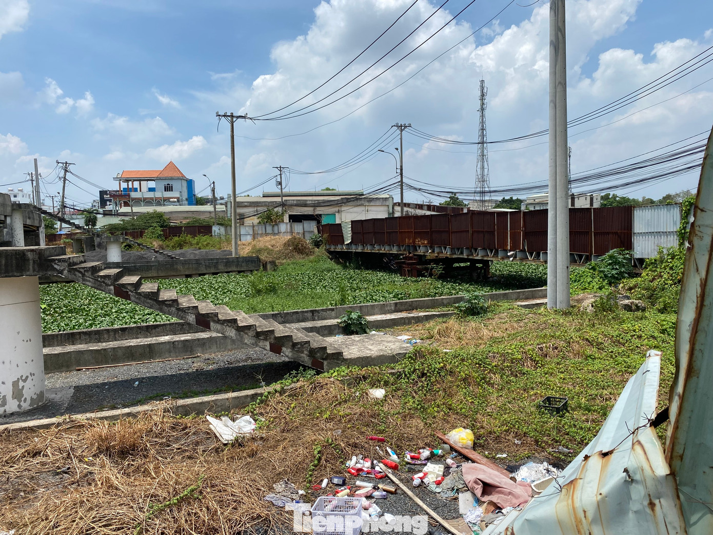 Công trình cầu Tân Kỳ -Tân Quý bị &quot;đứng hình&quot; suốt hơn 5 năm qua.