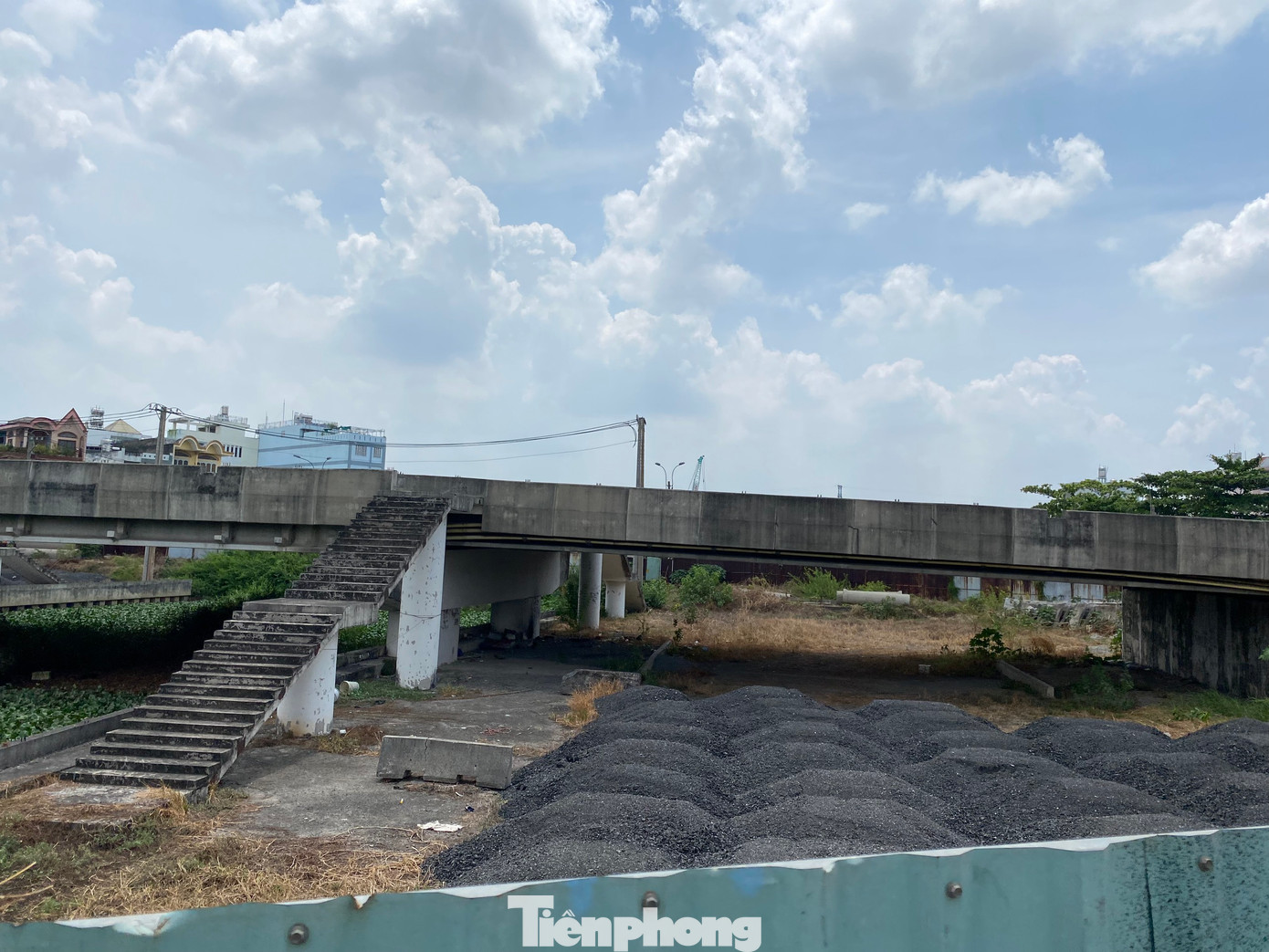 Dự án xây dựng cầu Tân Kỳ - Tân Quý (quận Bình Tân) bắc qua kênh Tham Lương - Bến Cát được khởi công đầu năm 2018 theo hình thức hợp đồng BOT (xây dựng - kinh doanh - chuyển giao) với tổng mức đầu tư hơn 312 tỷ đồng, sau đó nâng lên 668 tỷ đồng do tính cả lãi vay trong thời gian thi công, chờ thu phí hoàn vốn.