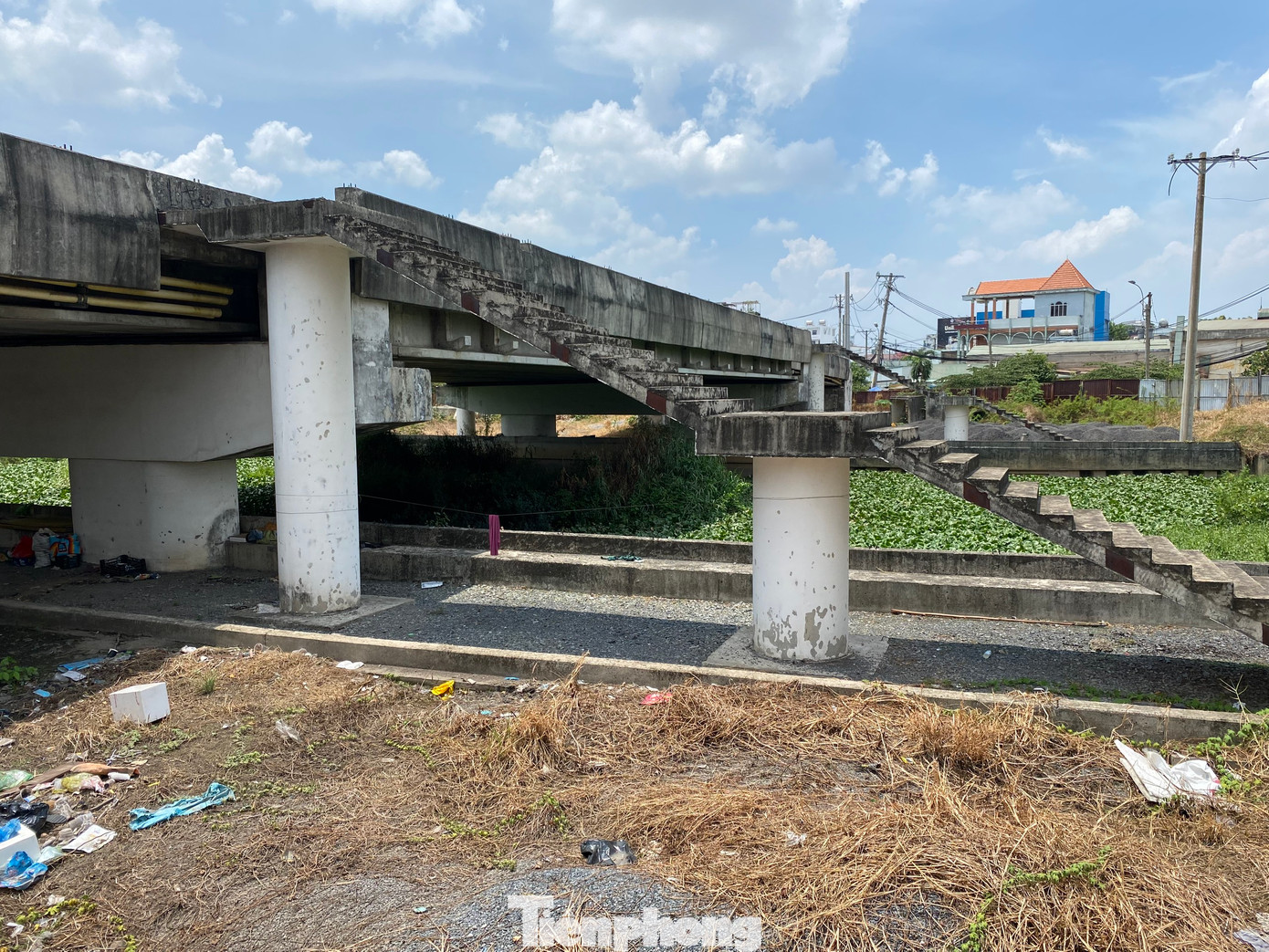 Đến tháng 12/2018, khi đã thực hiện được khoảng 70% khối lượng thì phải tạm dừng thi công do vướng mặt bằng. Tháng 8/2019, Kiểm toán Nhà nước kết luận việc đưa cầu Tân Kỳ - Tân Quý vào dự án BOT An Sương - An Lạc khi công trình không nằm trên quốc lộ 1 thuộc dự án BOT này là không phù hợp. Ảnh: Công trình cầu Tân Kỳ - Tân Quý bị &quot;treo&quot; suốt hơn 5 năm qua.