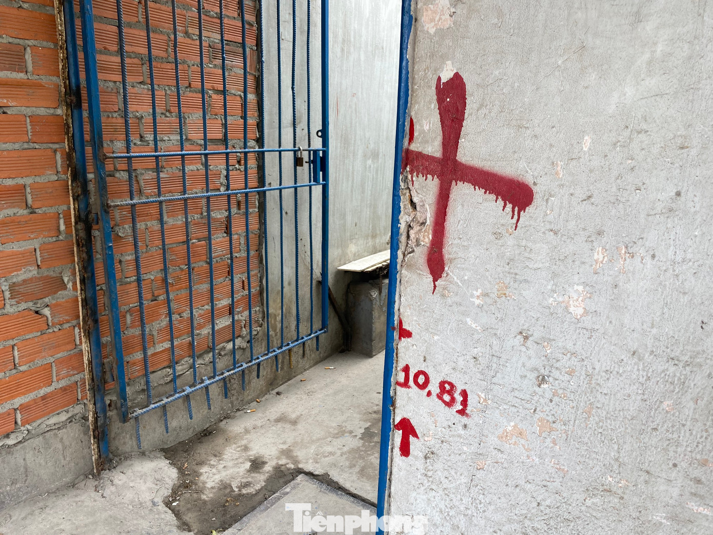 Theo quan sát của PV, hiện một số công trình trên đường Tân Kỳ -Tân Quý (quận Bình Tân) đang được tháo dỡ để chuẩn bị mặt bằng cho dự án cầu Tân Kỳ -Tân Quý.