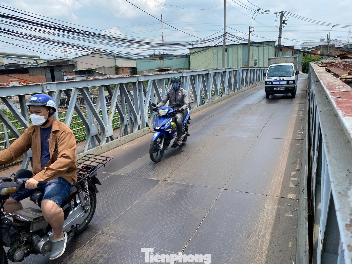 Người dân phải di chuyển qua khu vực bằng cầu tạm.