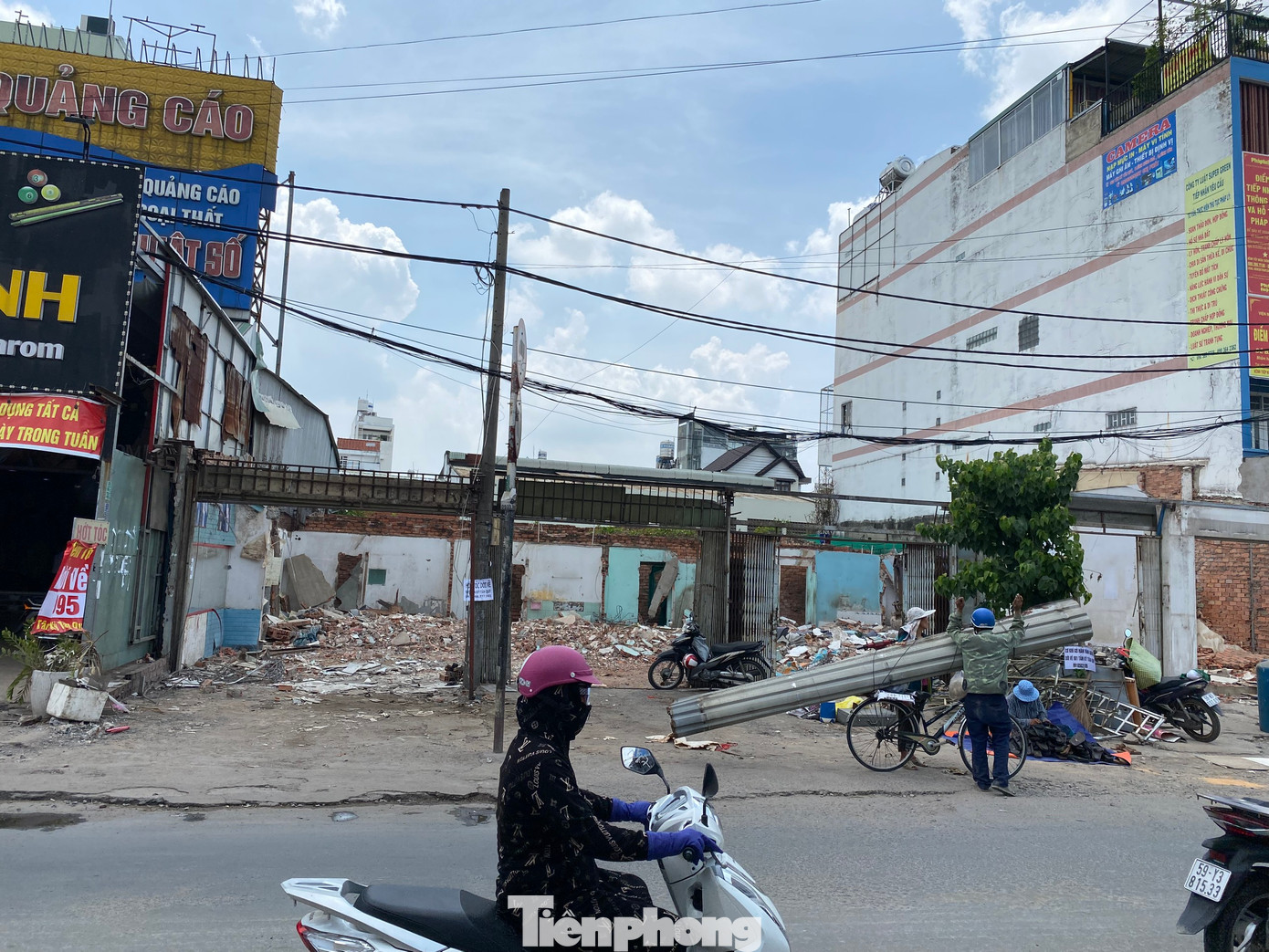 Theo ghi nhận của PV, hiện nay cơ quan chức năng quận Bình Tân (TPHCM) đang tiến hành di dời, giải phóng mặt bằng để phục vụ dự án thi công cầu Tân Kỳ-Tân Quý.