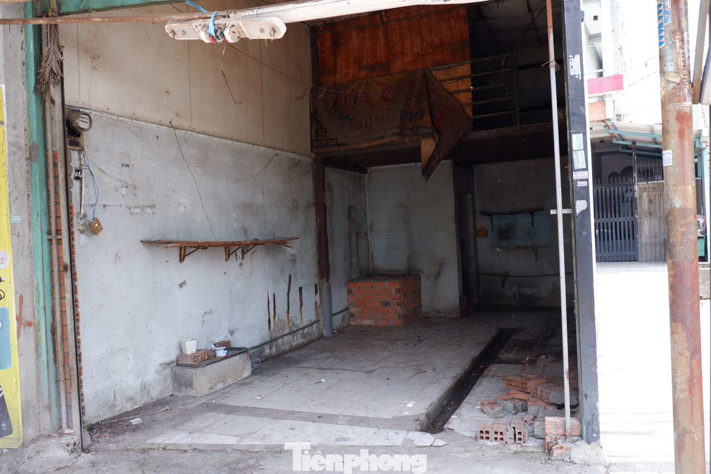 Theo quan sát của PV, hiện một số công trình trên đường Tân Kỳ -Tân Quý (quận Bình Tân) đang được tháo dỡ để chuẩn bị mặt bằng cho dự án cầu Tân Kỳ -Tân Quý.