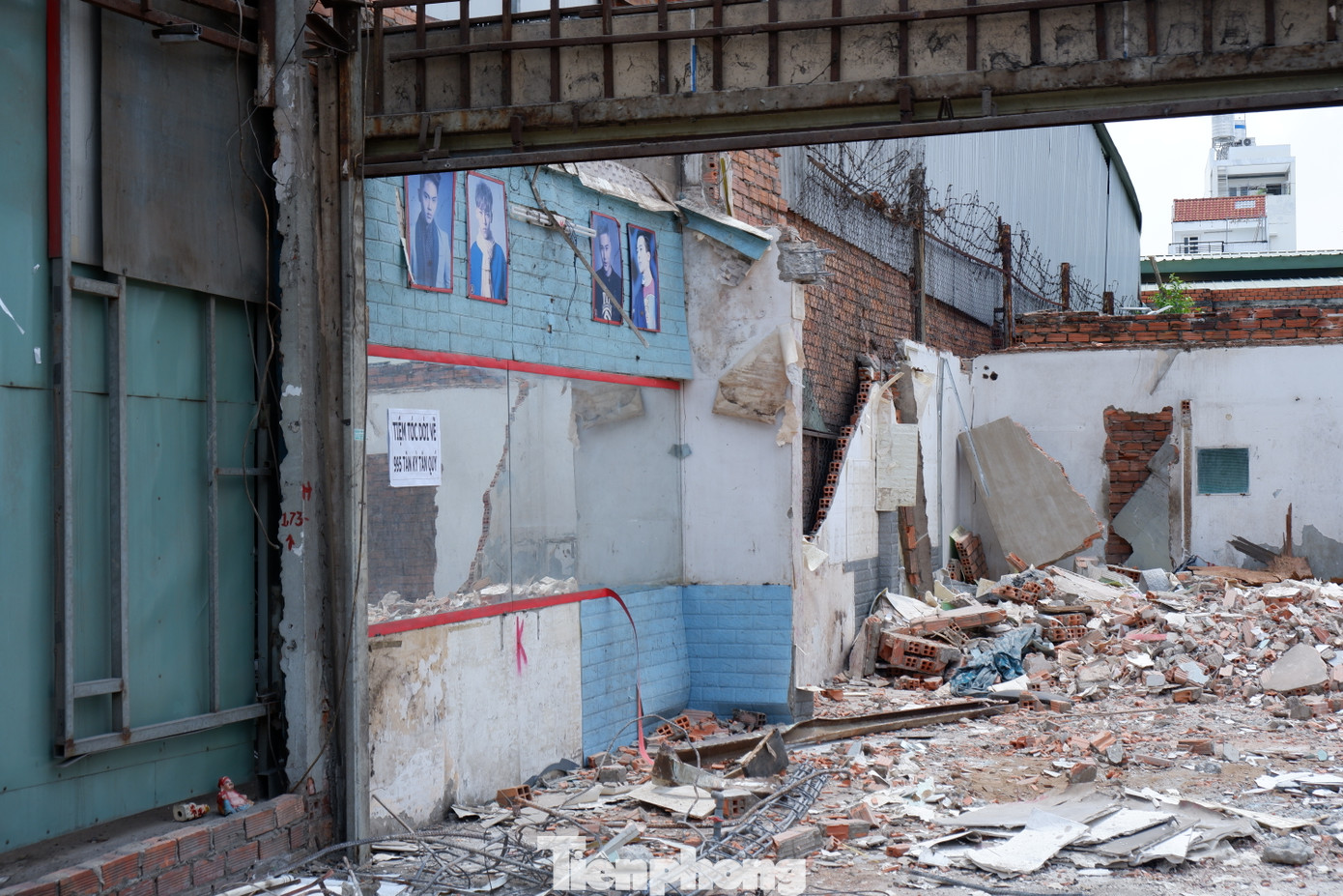 Một số công trình thuộc phạm vi dự án đang được tháo dỡ, chuẩn bị mặt bằng để thi công cầu Tân Kỳ-Tân Quý.