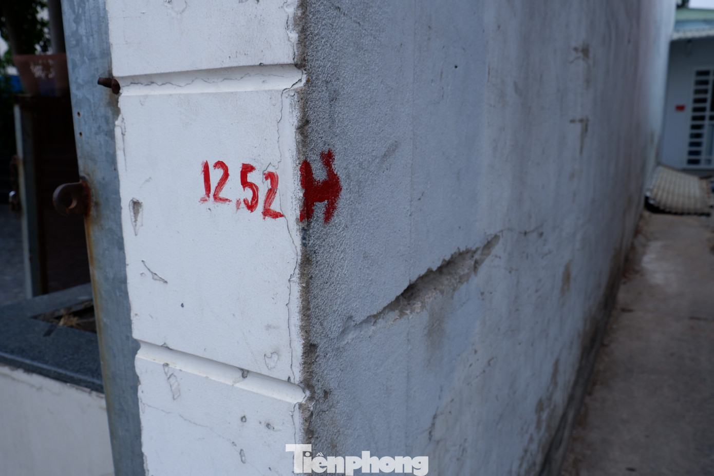 Theo quan sát của PV, hiện một số công trình trên đường Tân Kỳ -Tân Quý (quận Bình Tân) đang được tháo dỡ để chuẩn bị mặt bằng cho dự án cầu Tân Kỳ -Tân Quý.