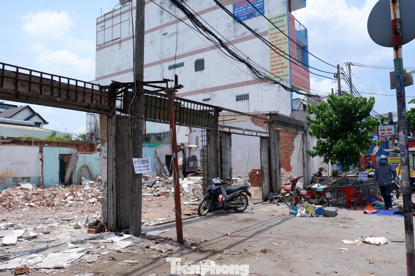 Theo quan sát của PV, hiện một số công trình trên đường Tân Kỳ -Tân Quý (quận Bình Tân) đang được tháo dỡ để chuẩn bị mặt bằng cho dự án cầu Tân Kỳ -Tân Quý.