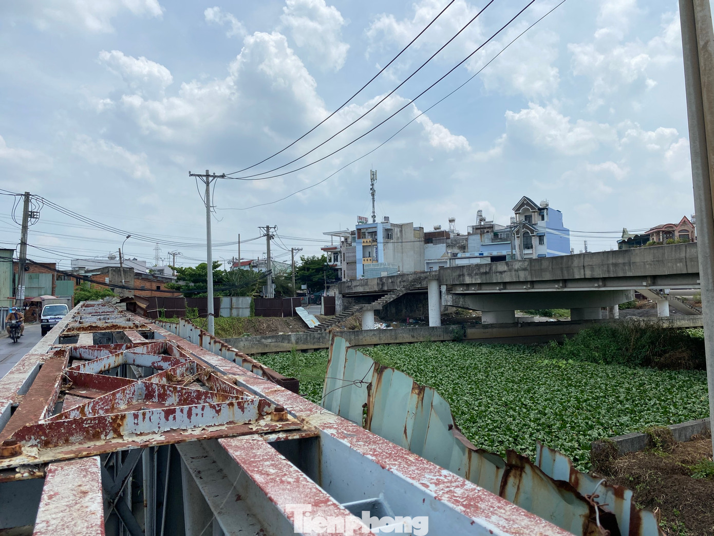 Cuối tháng 9/2022, UBND TPHCM đã ban hành Quyết định dừng, chấm dứt triển khai dự án Xây dựng bổ sung cầu mới Tân Kỳ - Tân Quý theo hình thức hợp đồng BOT để chuyển sang đầu tư công. Đến cuối năm 2022, HĐND TP đã thông qua việc sử dụng hơn 491 tỷ đồng để hoàn thiện cầu Tân Kỳ - Tân Quý. Theo đó, TPHCM sẽ chi khoảng 230 tỷ đồng để trả chi phí cho nhà đầu tư đã bỏ ra làm cầu và khoảng 261 tỷ đồng đầu tư hoàn thành các hạng mục còn lại.