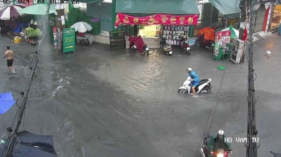 Nước ngập sâu tại đường Hồ Văn Tư (TP Thủ Đức).