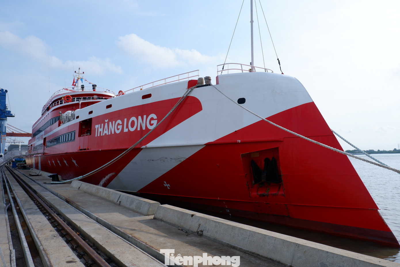 Tàu cao tốc TPHCM - Côn Đảo cập cảng Hiệp Phước - Nhà Bè vào sáng 13/5.