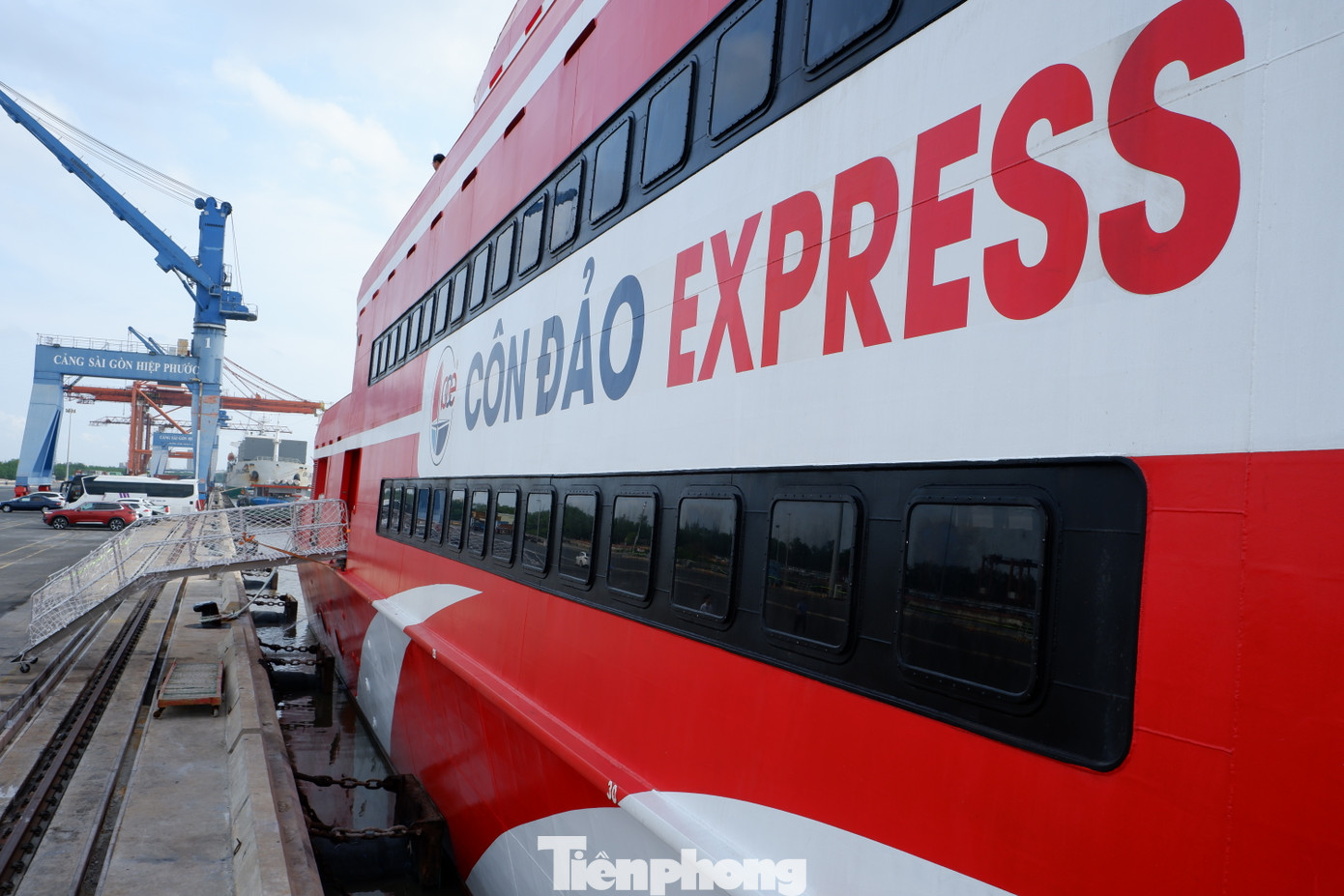 Ông Vũ Văn Khương, Tổng Giám đốc Công ty CP tàu cao tốc Phú Quốc (chủ đầu tư tuyến TPHCM - Côn Đảo) cho biết: &quot;Sau gần 8 năm hoạt động, chúng tôi đã hợp tác cùng với công ty thiết kế tàu thủy Vitechco và nhà máy Z189 - Bộ Quốc phòng để đóng tàu và đưa vào vận hành thành công thế hệ thứ 4 với “Siêu Tàu Thăng Long” tiêu chuẩn quốc tế, có sức chứa lên đến 1017 hành khách&quot;.