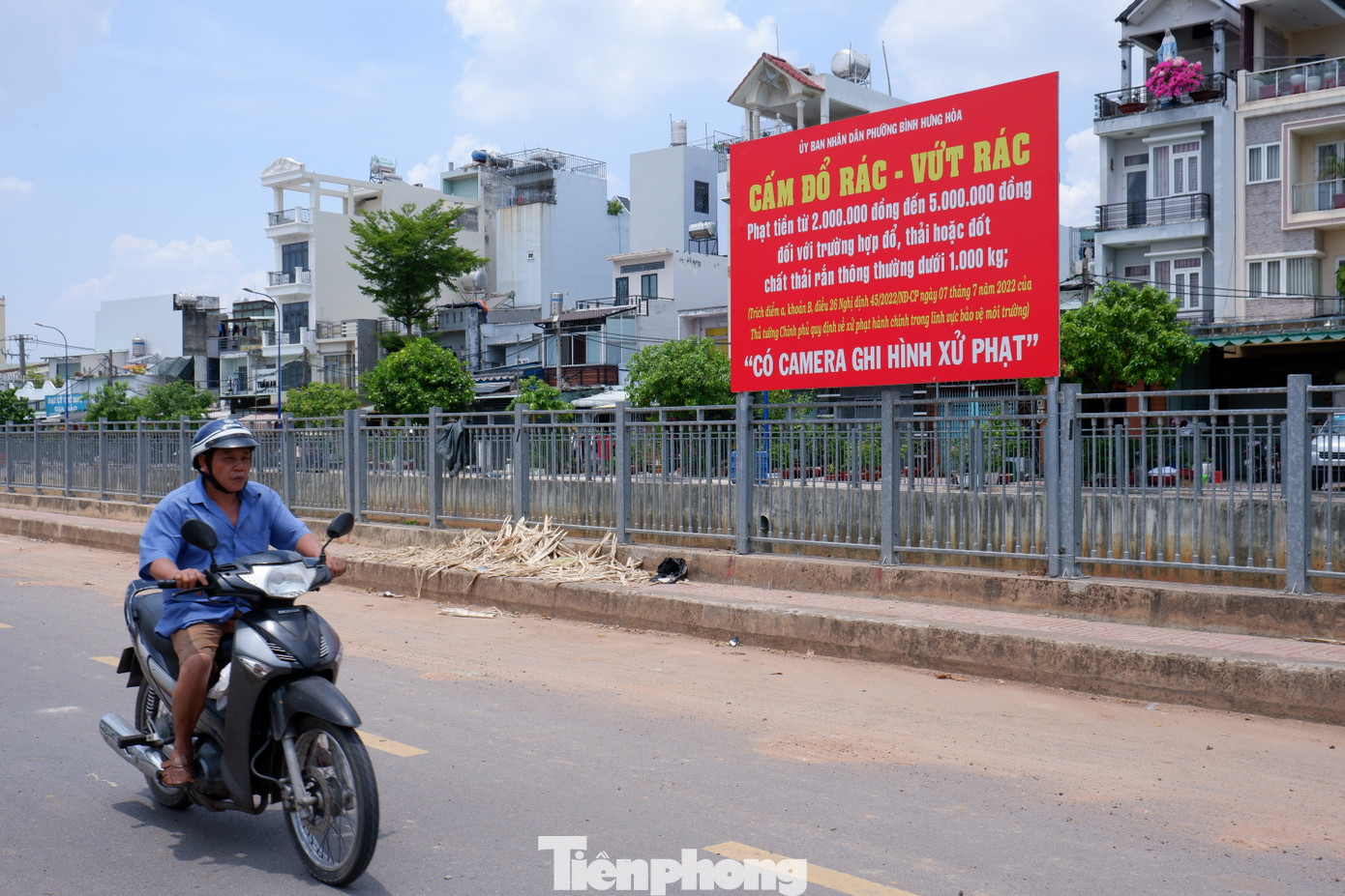 Theo quan sát của PV, dọc tuyến kênh, UBND phường Bình Hưng Hòa (quận Bình Tân) đã lắp đặt các bảng thông tin cấm đổ rác, vứt rác với mức quy định xử phạt và nhấn mạnh nội dung &quot;có camera ghi hình xử phạt&quot;.