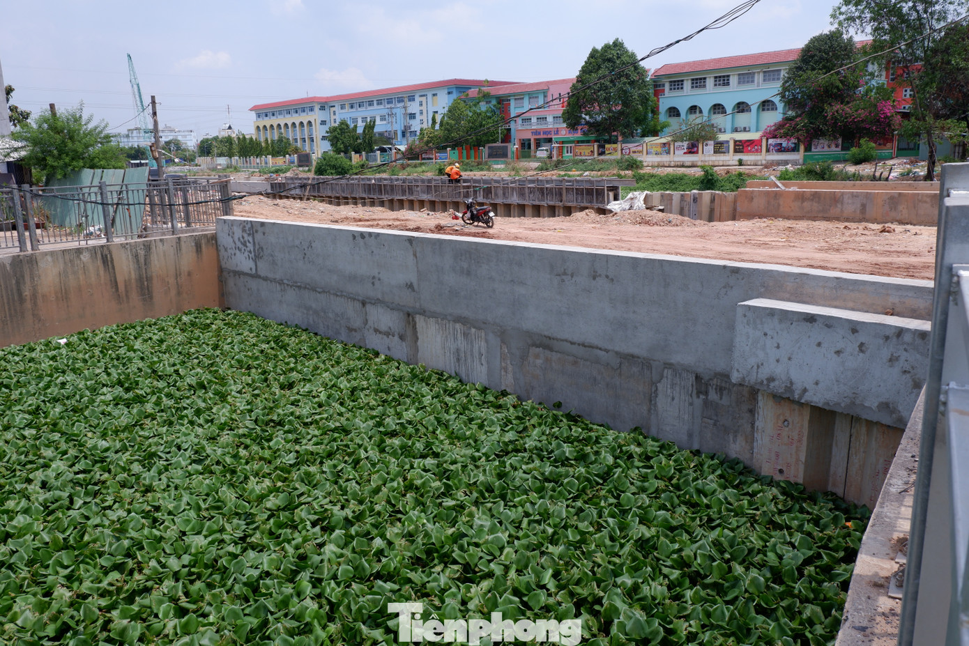 Hiện điểm giao giữa kênh Nước Đen và kênh Tham Lương đang được đóng tạm thời để triển khai dự án cải tạo môi trường và xây dựng hạ tầng kênh Tham Lương - Bến Cát - rạch Nước Lên.