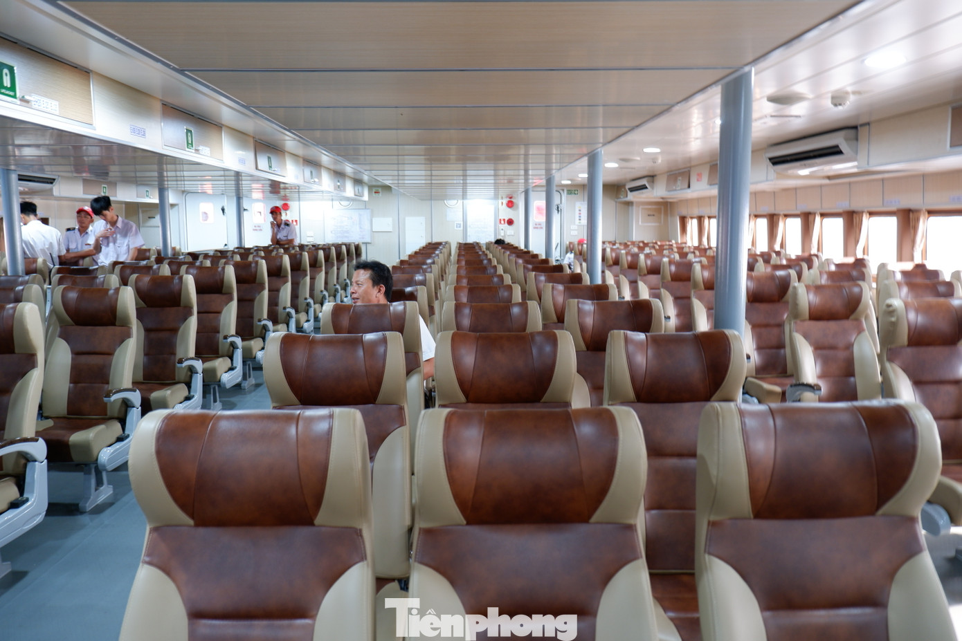 Tàu có sức chứa lên tới 1.017 hành khách. Hình ảnh: Một số khoang ghế trên tàu.
