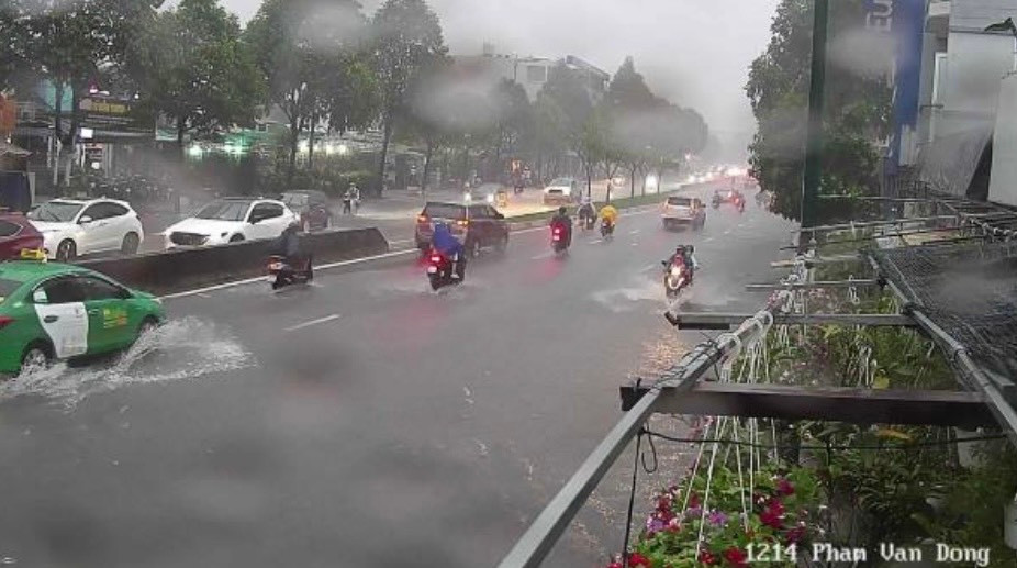 Một đoạn đường Phạm Văn Đồng (TP Thủ Đức) trong cơn mưa vào chiều 15/5.
