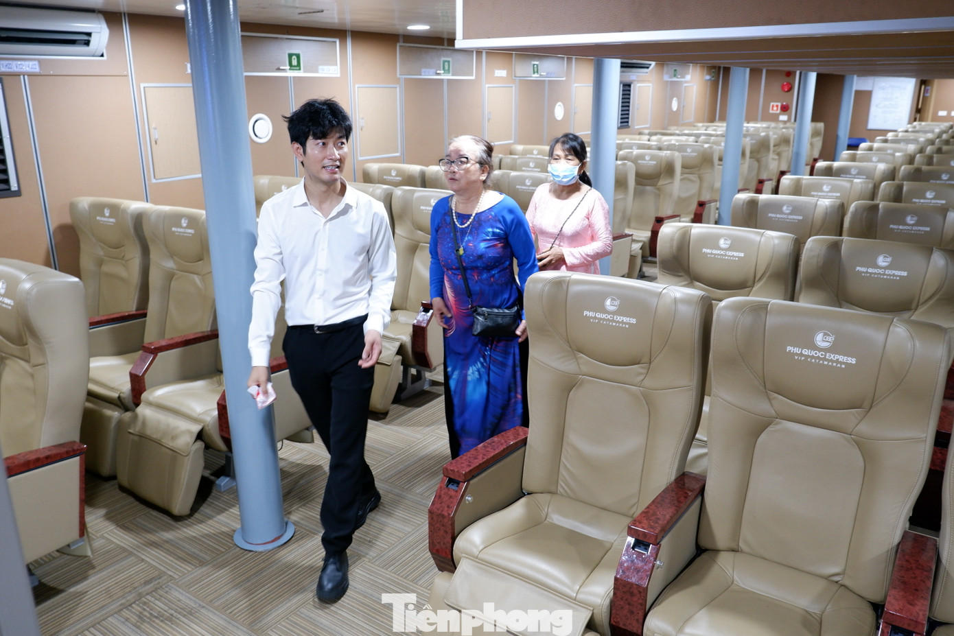 Tàu có sức chứa lên tới 1.017 hành khách. Hình ảnh: Một số khoang ghế trên tàu.