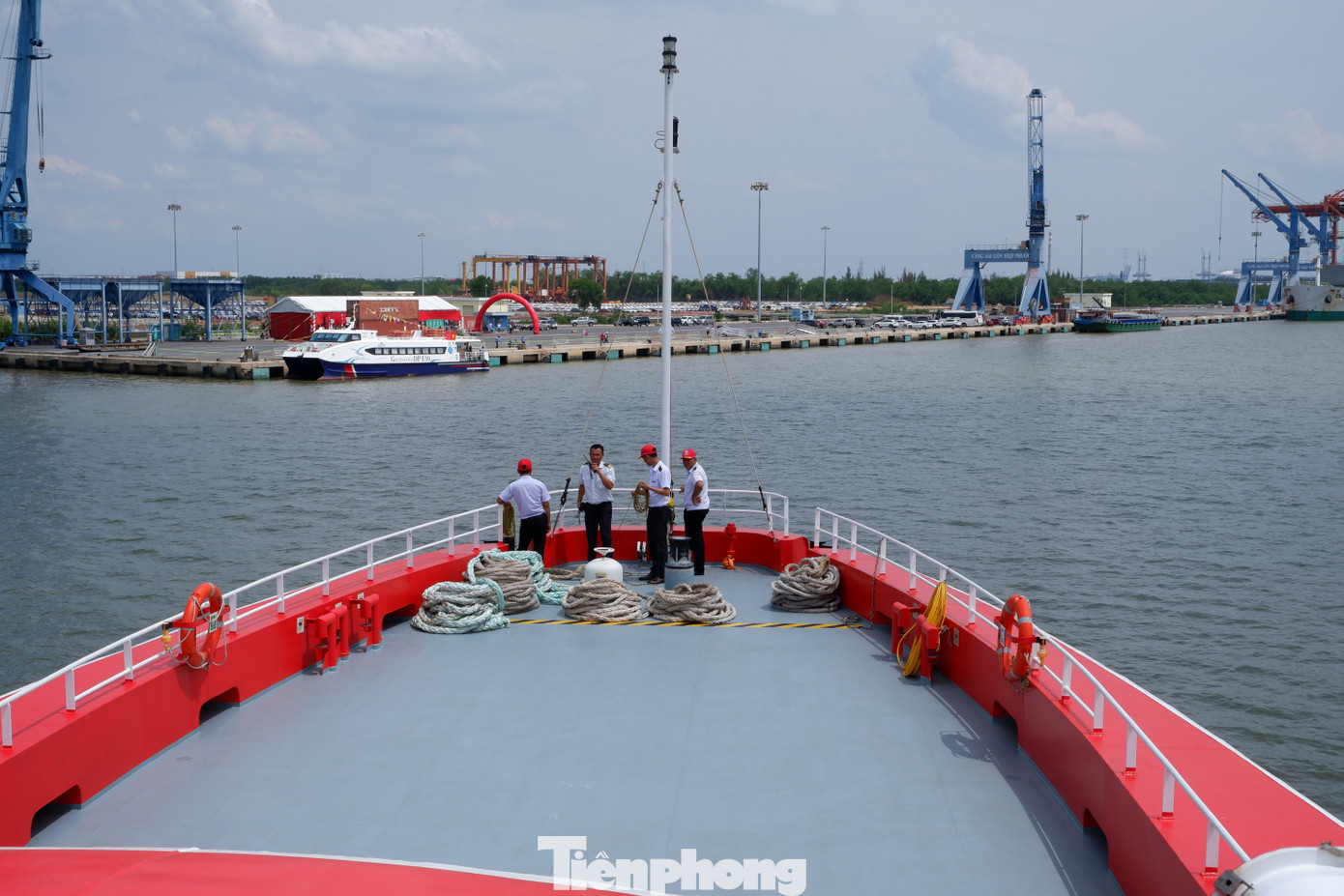 Trong điều kiện thời tiết thuận lợi tàu có thể hành trình từ TPHCM tới Côn Đảo chỉ hơn 4 giờ và từ TP Vũng Tàu tới Côn Đảo chỉ hơn 3 giờ.