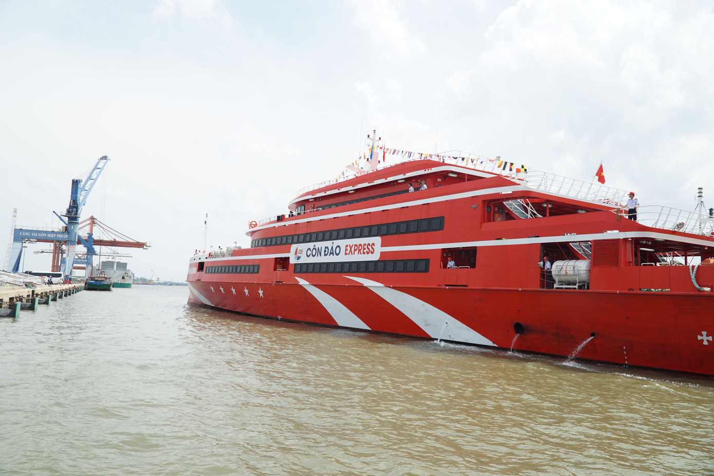 Tàu cao tốc TPHCM - Côn Đảo sẽ chạy 3 chuyến một tuần, xuất phát lúc 7h sáng từ Cảng Sài Gòn - Hiệp Phước đi Côn Đảo. Chiều từ Côn Đảo về TPHCM xuất phát lúc 13h từ cảng Bến Đầm. Ảnh: Trọng Thịnh Tàu cao tốc TPHCM - Côn Đảo sẽ chạy 3 chuyến một tuần, xuất phát lúc 7h sáng từ Cảng Sài Gòn - Hiệp Phước đi Côn Đảo. Chiều từ Côn Đảo về TPHCM xuất phát lúc 13h từ cảng Bến Đầm. Ảnh: Trọng Thịnh
