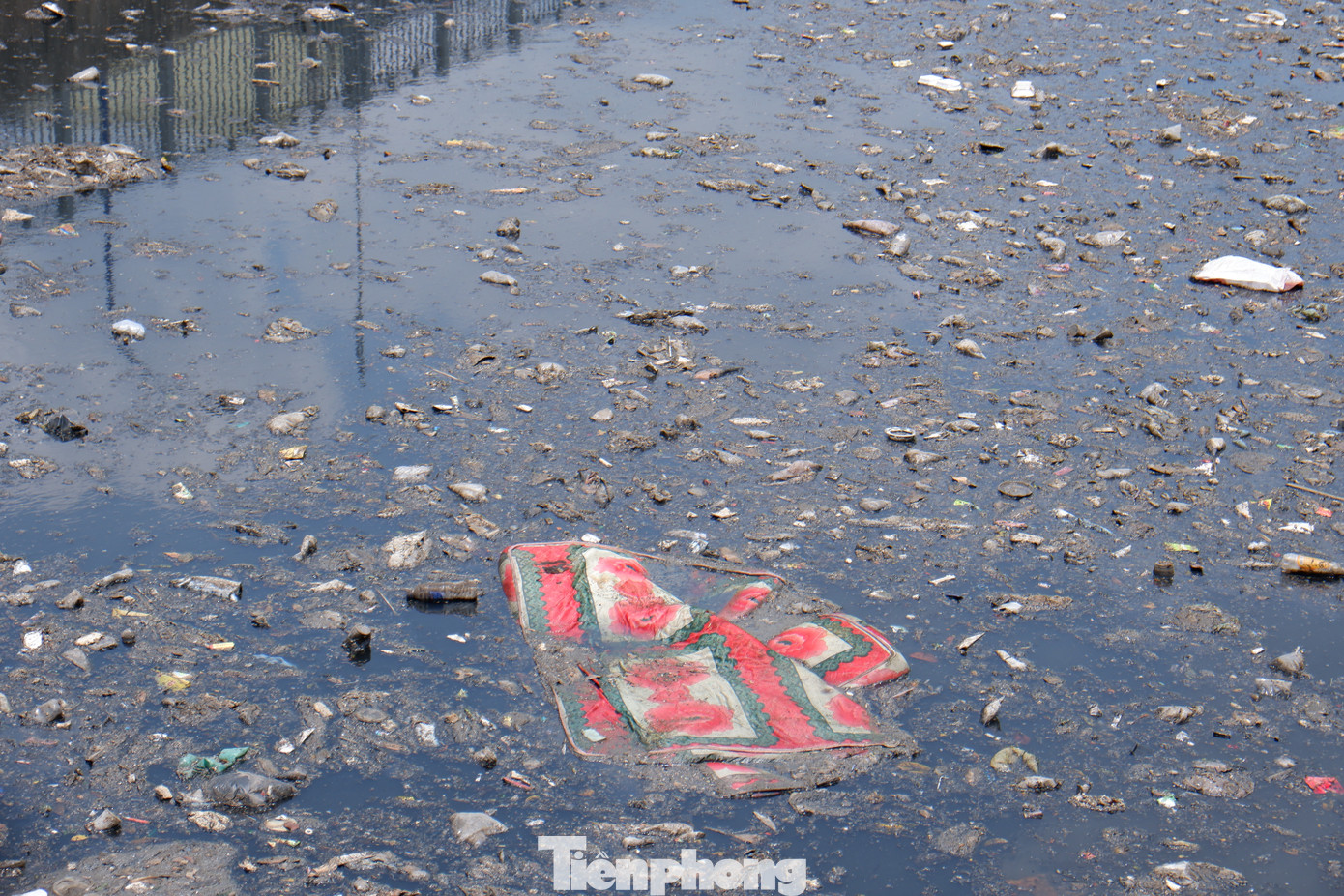 Đủ loại rác thải dồn về khu vực điểm giao giữa kênh Nước Đen với kênh Tham Lương.