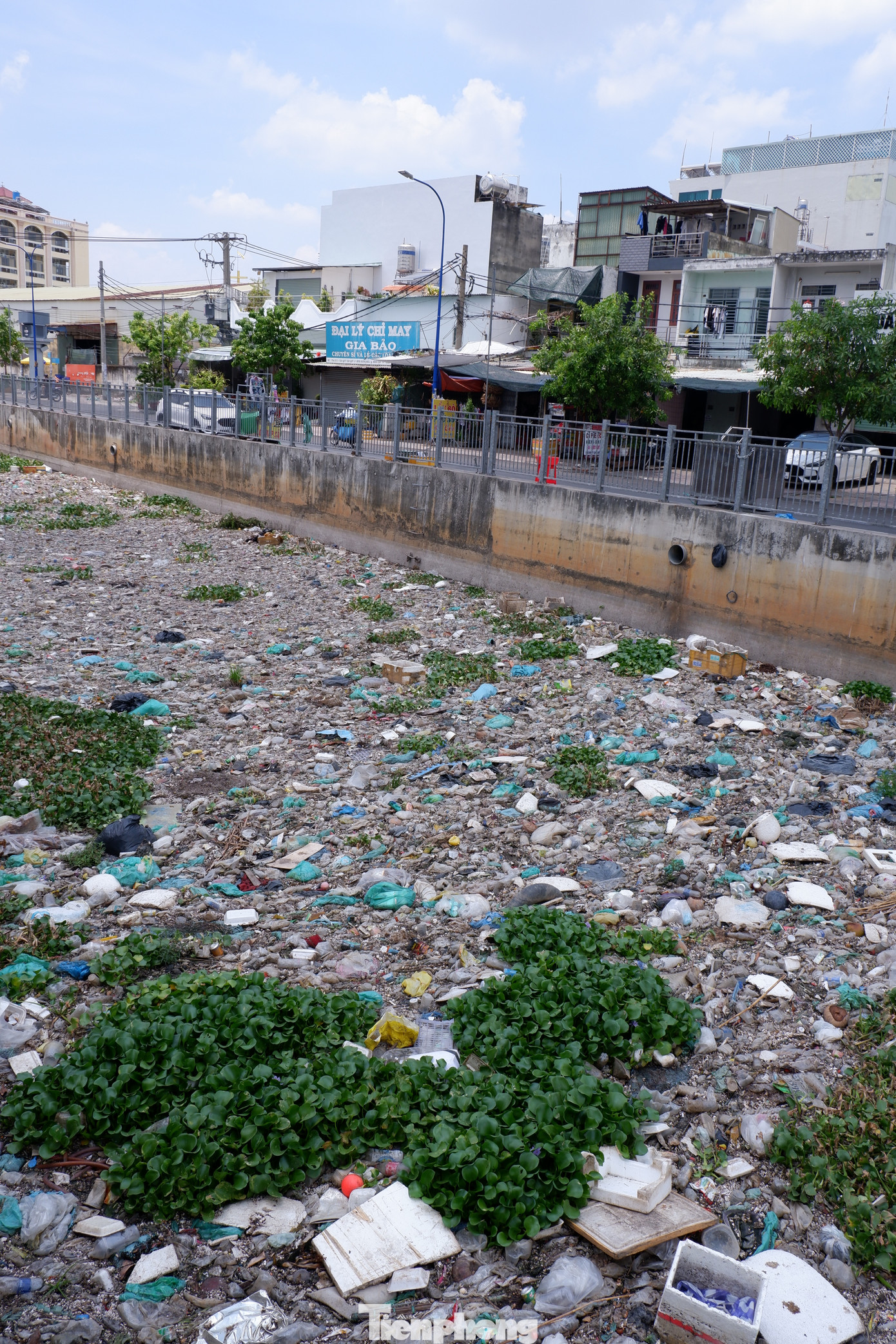 Theo ghi nhận của PV vào trưa 12/5, một đoạn khoảng 500m kênh Nước Đen (đoạn tiếp giáp kênh Tham Lương) đang ngập ngụa trong rác thải.