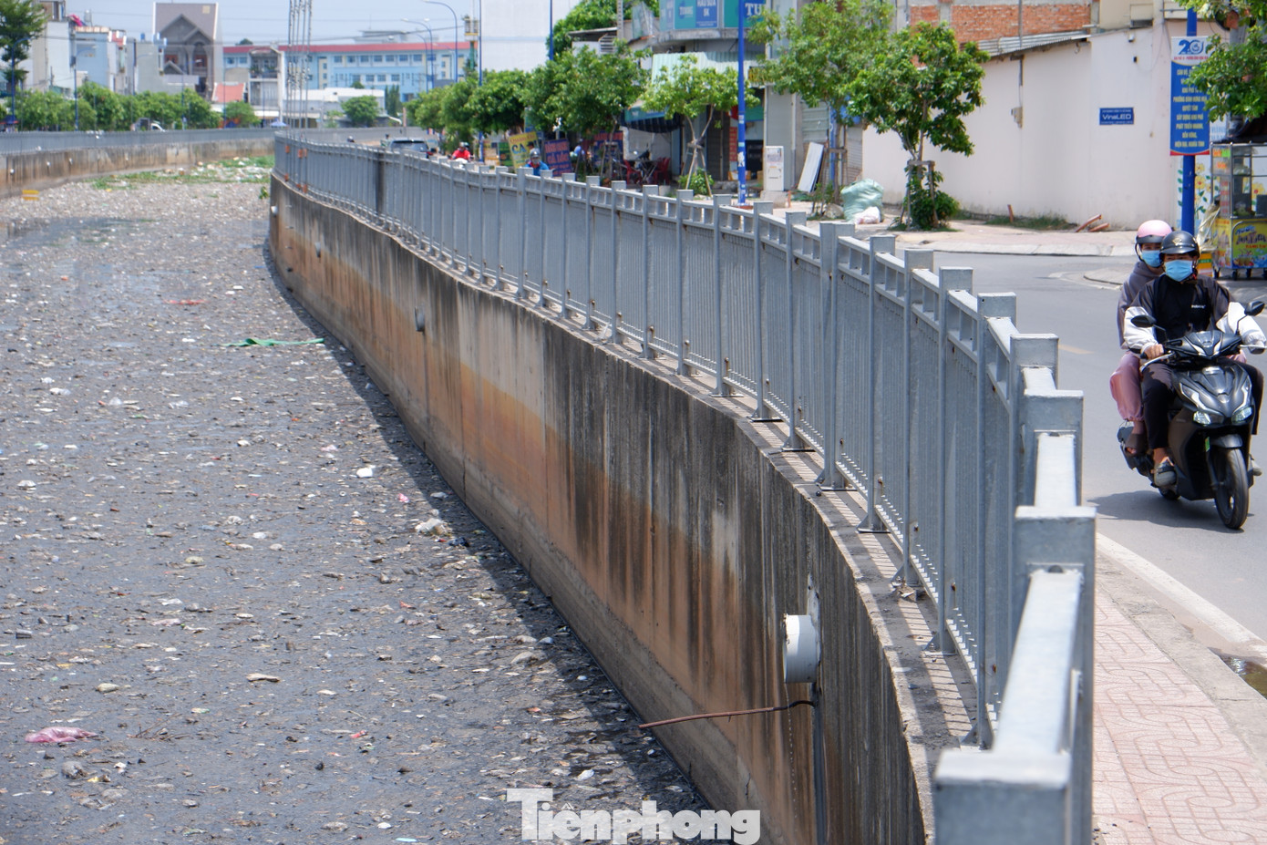 Dự án nâng cấp, cải tạo đường và kênh Nước Đen (đoạn từ cống hộp hiện hữu đến kênh Tham Lương, quận Bình Tân) có tổng vốn đầu tư 629 tỷ đồng. Công trình được hoàn thành từ năm 2022.