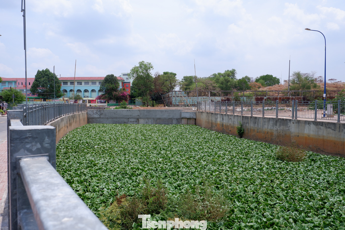 Cũng theo người dân địa phương, kênh Nước Đen vốn thông với kênh Tham Lương. Để thực hiện dự án cải tạo môi trường và xây dựng hạ tầng kênh Tham Lương - Bến Cát - rạch Nước Lên, đơn vị thi công đã tạm đóng điểm giao với kênh Nước Đen, khiến dòng chảy bị tắc nghẽn và ứ đọng.