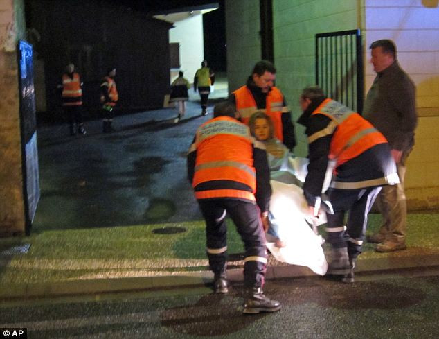 Đưa các nạn nhân vào viện