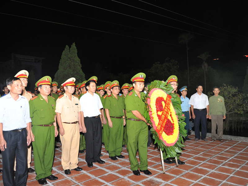 Đoàn Thanh niên Tổng cục Cảnh sát Quản lý hành chính TTATXH tổ chức “Lễ thắp nến tri ân” tại Nghĩa trang liệt sĩ xã Thanh Xuân, huyện Sóc Sơn, Hà Nội Lãnh đạo Tổng cục Cảnh sát thắp nến tri ân