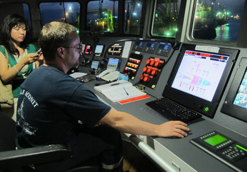 Trong buồng lái của tàu Kim tự tháp. Ảnh: Phạm Duẩn