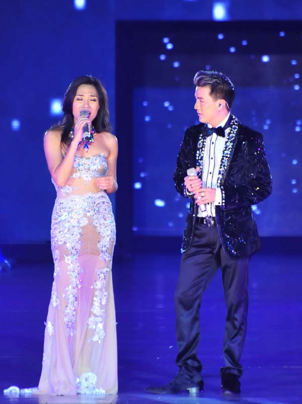 Mỹ Tâm và Đàm Vĩnh Hưng trong phần thể hiện ca khúc 'Trái tim không ngủ yên'