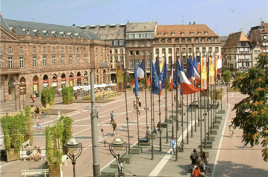  Được coi là một trong những trái tim của Strasbourg, quảng trường Place Kléber là nơi tổ chức Giáng sinh nổi tiếng vào cuối tháng 10. Vào dịp này, người ta sẽ trang hoàng một cây thông Noel lớn. Các hoạt động giải trí cũng được diễn ra trong thời gian cuối năm