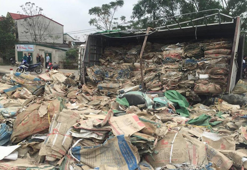 Xe tải lật ở ngã tư, đè chết nữ phóng viên ảnh 1