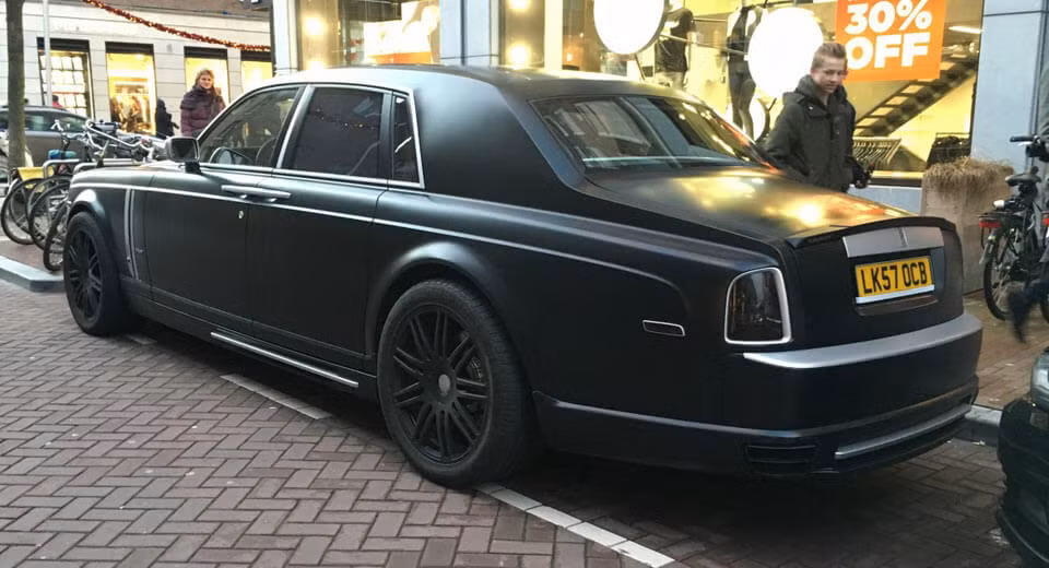 Rolls-Royce Phantom với gói độ Mansory nổi bật trên phố ảnh 2