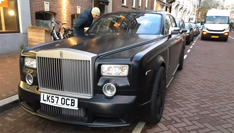 Rolls-Royce Phantom với gói độ Mansory nổi bật trên phố ảnh 1