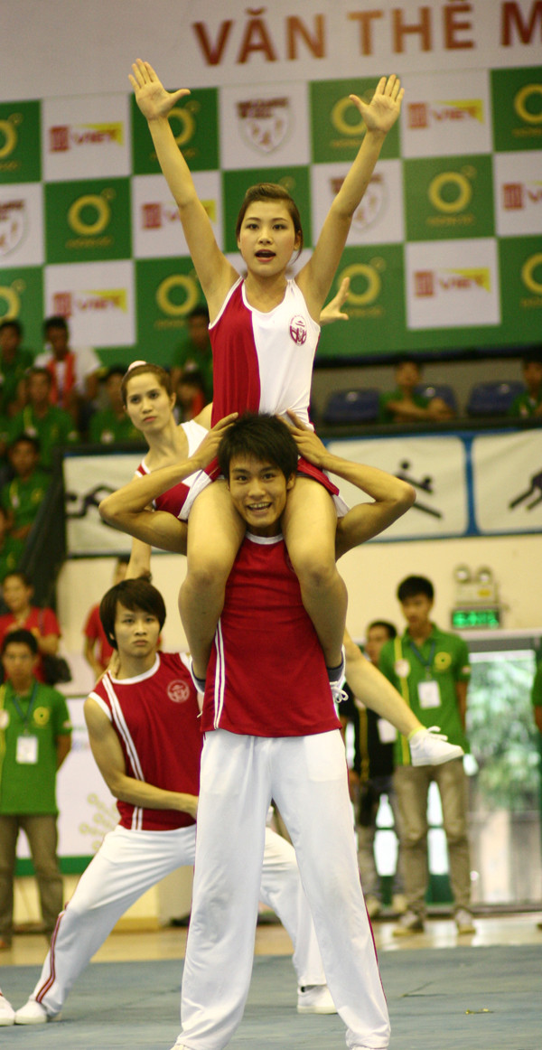 Nhiều động tác nhào lộn, xếp hình được sử dụng trong nội dung thi đồng diễn và cổ vũ