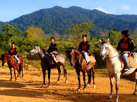 Kỵ sĩ Krông Á chuẩn bị đua ngựa. ảnh: H.T.N