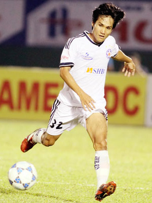 Dù trong vai trò hậu vệ, Quốc Anh cũng thường tham gia tấn công. Ảnh: Dũng Phương