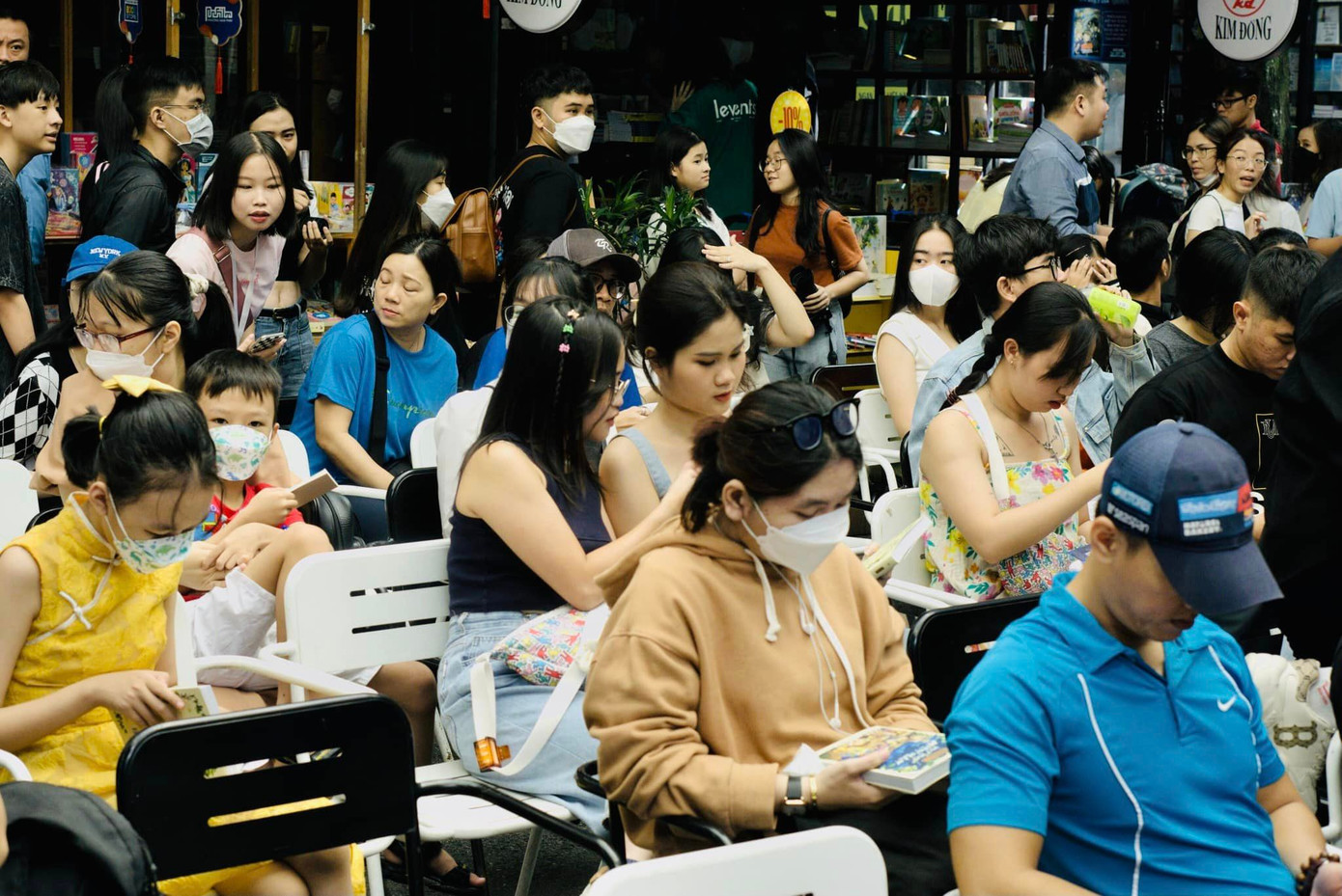 Đông đảo khán giả trẻ tham dự buổi ra mắt sách của Jun Phạm.