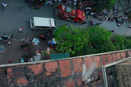 Vị trí cô gái ngồi khi định nhảy xuống quyên sinh