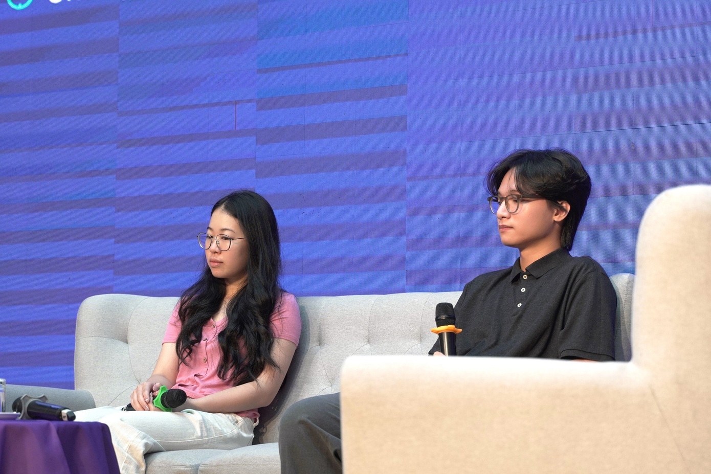 Em Nguyễn Tú Nhi (bên trái) và em Sơn (bên phải) tham gia chia sẻ bí kíp để trúng tuyển và các suất hỗ trợ tài chính cao từ các trường đại học uy tín trên thế giới