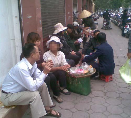 Chị N. hăng say kể về việc chị bị dụ đi bán trứng