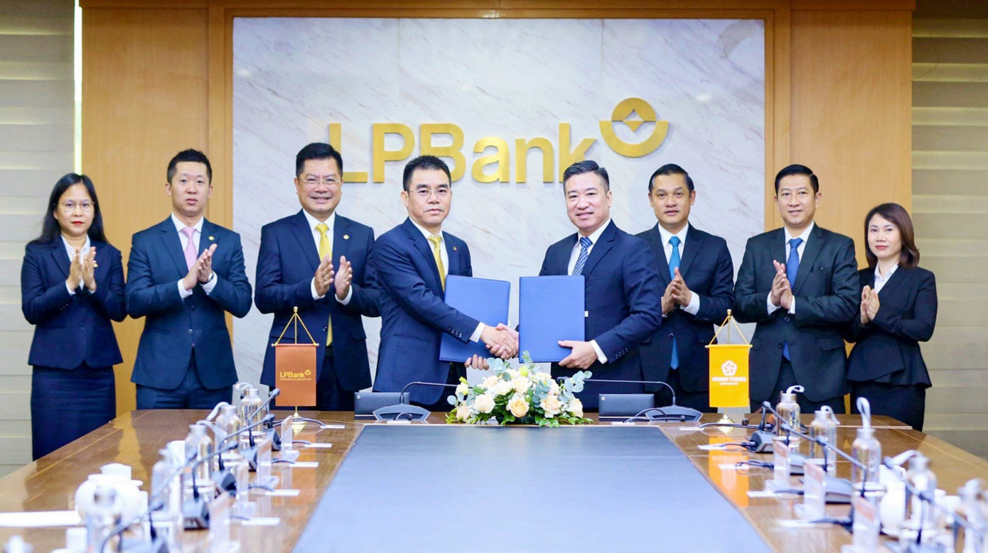 Ông Hồ Nam Tiến – Tổng Giám đốc LPBank (bên trái) và ông Nguyễn Đình Trung – Chủ tịch Tập đoàn Hưng Thịnh (bên phải) thực hiện ký kết hợp đồng tín dụng.