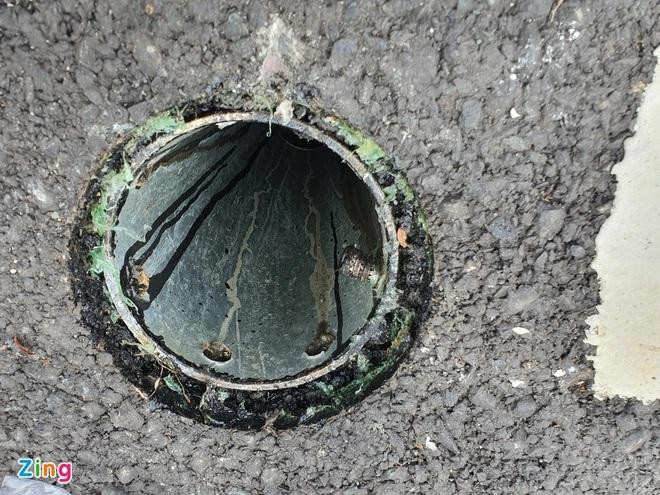 Nắp chắn rác bị cạy mất trên cầu Thủ Thiêm 2. Ảnh: Zing Nắp chắn rác bị cạy mất trên cầu Thủ Thiêm 2. Ảnh: Zing